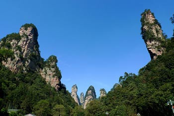 張家界國家森林公園、黃龍洞、天門山、鳳凰古城純玩五日游